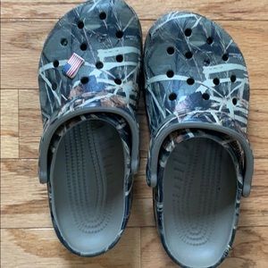 Classic Crocs camo. Men 6 Womans 8